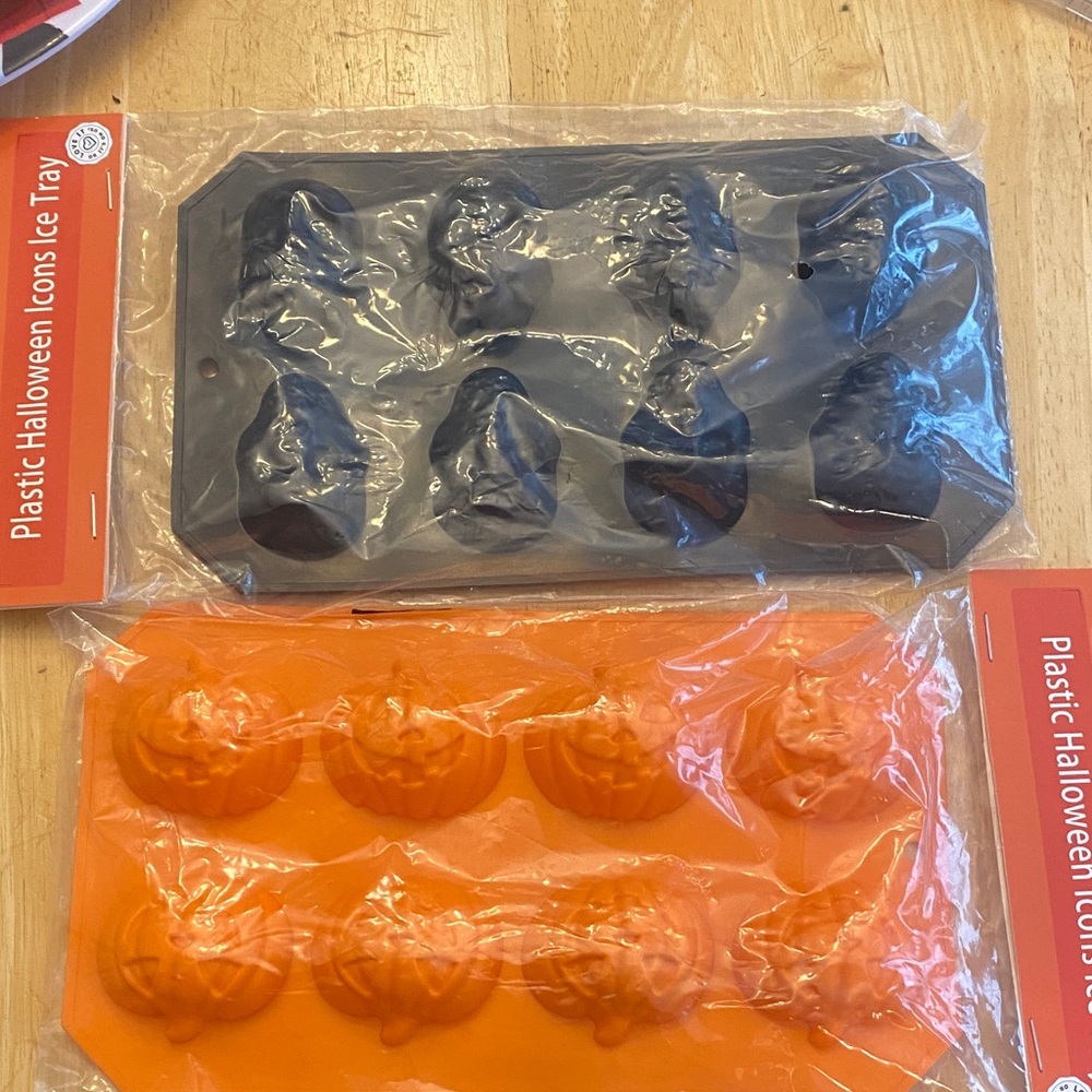 Halloween silicone Ice Trays Set of 2; black skulls & orange pumpkins NIP NWT